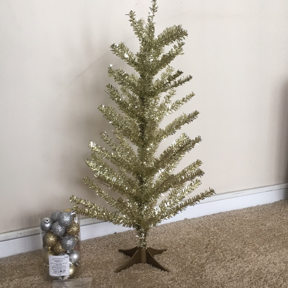 Gold mini Christmas tree with ornament set